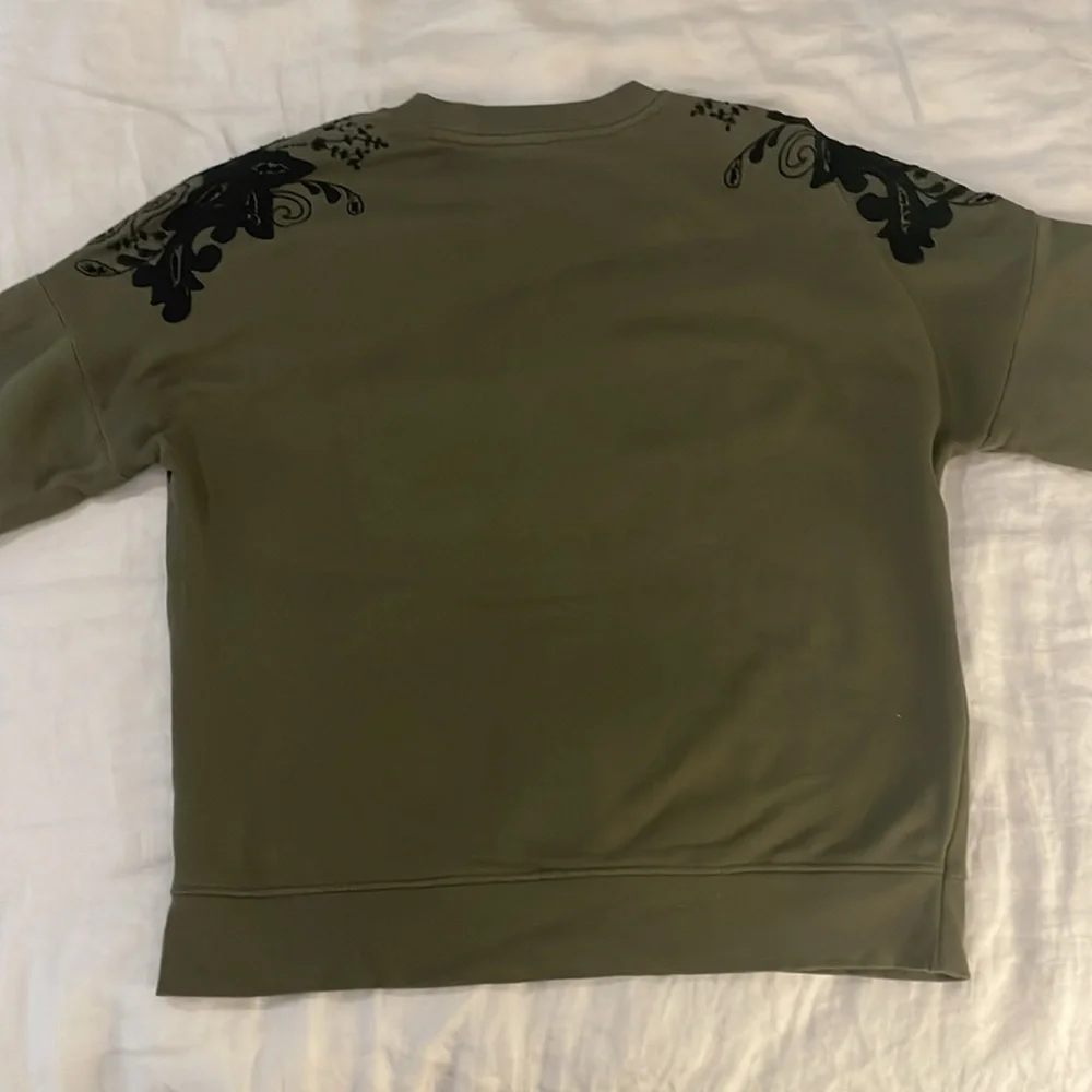 Lucky Brand Olive and Black Embroidered Sweatshirt sz XS